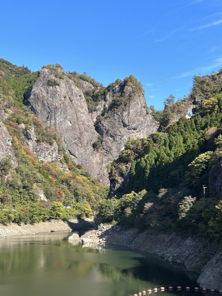 日向神ダムハート岩